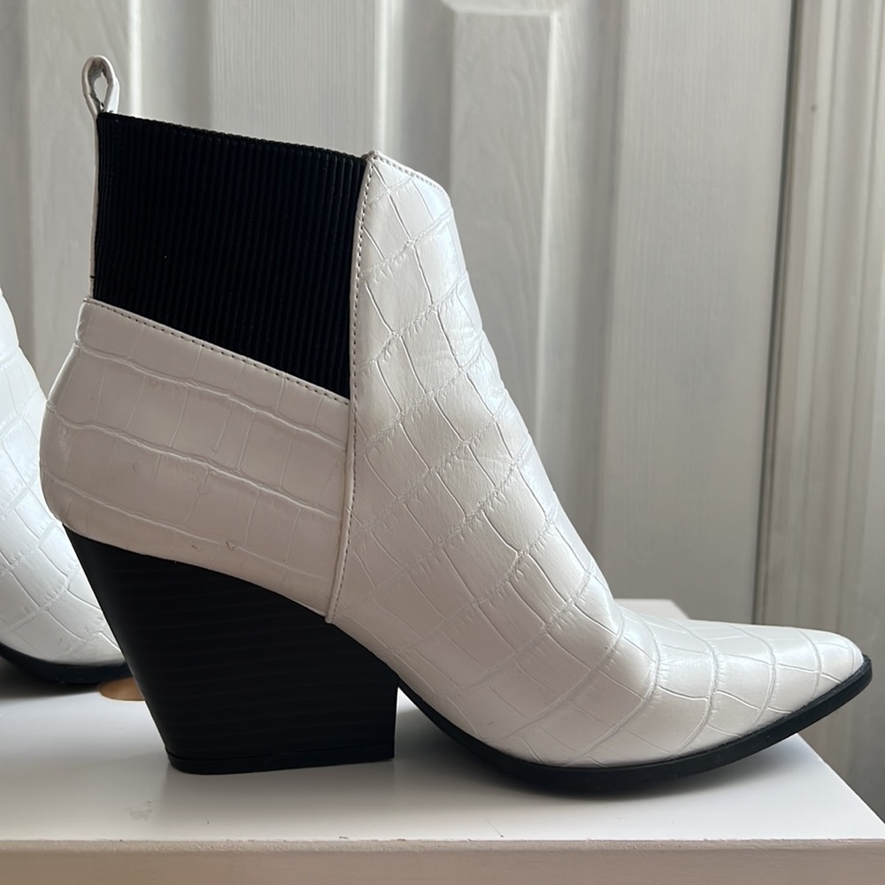 Shoe Dazzle White Croco booties, Size 6,5